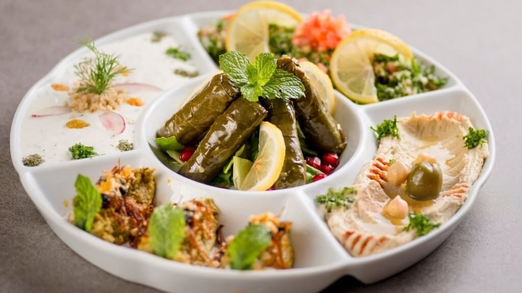 Una selección de sabrosos aperitivos griegos, perfectos para compartir.